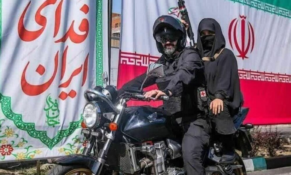 یک تصویر متفاوت/ بانوی مسلح روی موتور در میادین تهران + عکس