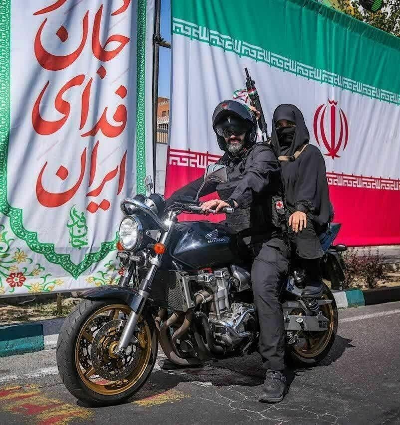 یک تصویر متفاوت/ بانوی مسلح روی موتور در میادین تهران + عکس