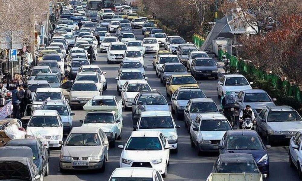 آخرین وضعیت جوی و ترافیکی جاده‌های کشور / ترافیک سنگین در محورهای ورودی تهران گزارش شد