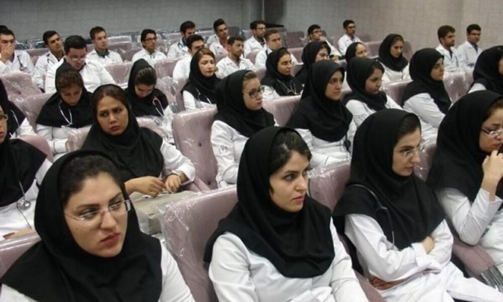 امتحانات پایان ترم این دسته از دانشجویان حضوری برگزار می‌شود