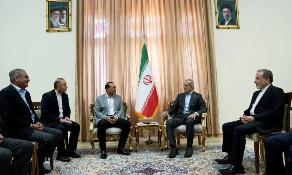 دیدار پزشکیان با فرمانده ارتش پاکستان/ عاصم منیر با چه پیامی به تهران آمد؟