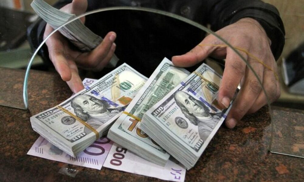 فروش دلار توسط شعب برخی بانک‌ها / بانک مرکزی پس از شوک قیمتی به بازار دست به کار شد