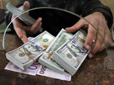 فروش دلار توسط شعب برخی بانک‌ها / بانک مرکزی پس از شوک قیمتی به بازار دست به کار شد