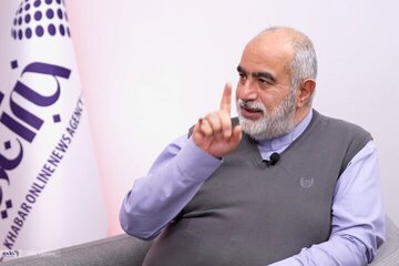 نقد حسام‌الدین آشنا بر سخنان اخیر جلیلی: تشبیه سکو به سلاح کشور را در بن‌بست نگه می‌دارد/ هیچ کشور عاقلی کل اینترنت را به دلیل«سلاح بودن»مسدود نمی کند