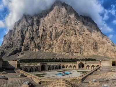 کاروانسرایی جهانی ایستاده به تماشای شکوه بیستون