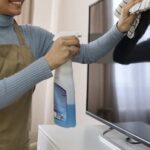 اشتباهات رایج هنگام تمیز کردن تلویزیون_6a2affc1a2ede.jpeg
