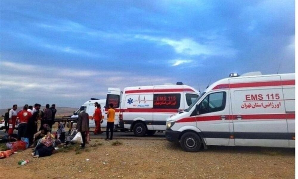 حادثه در جاده ورامین / مینی‌بوس واژگون شد