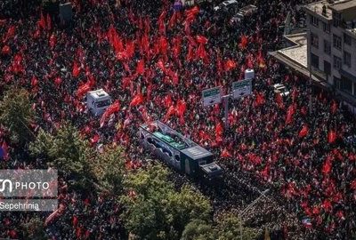 روحانی کاشانی با پای شکسته در تشییع آقای شهید ایران در تهران