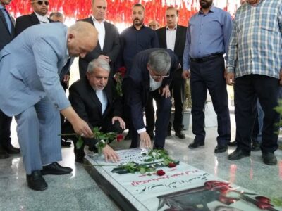 ادای احترام وزیر میراث‌فرهنگی به مقام شامخ شهدای خرم‌آباد