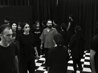 سوران احمدی با نمایش «بی/نا بینا» در عمارت هما روی صحنه می‌رود