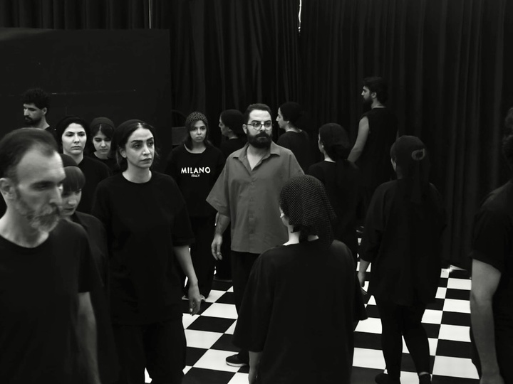 سوران احمدی با نمایش «بی/نا بینا» در عمارت هما روی صحنه می‌رود