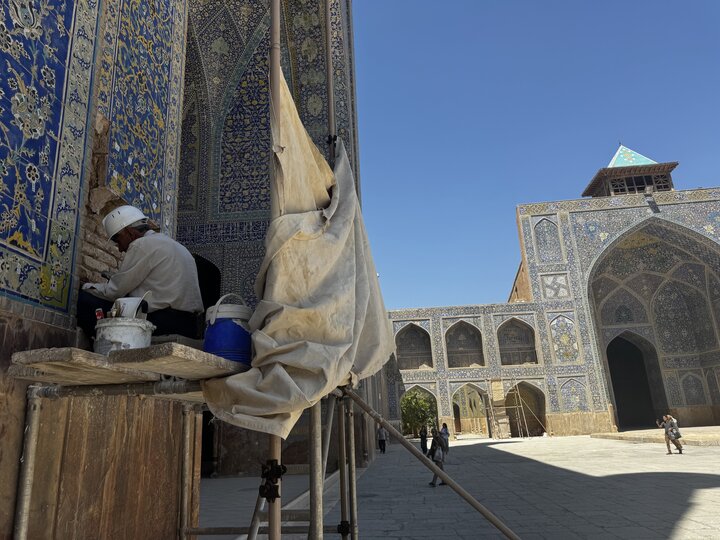 کاشی‌های مسجد جامع عباسی چرا پایین می‌آیند؛ روایتی از یک آسیب چندلایه
