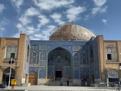 گنبد شیخ لطف‌الله پیش از بارش‌ها به مرحله نصب کاشی رسید